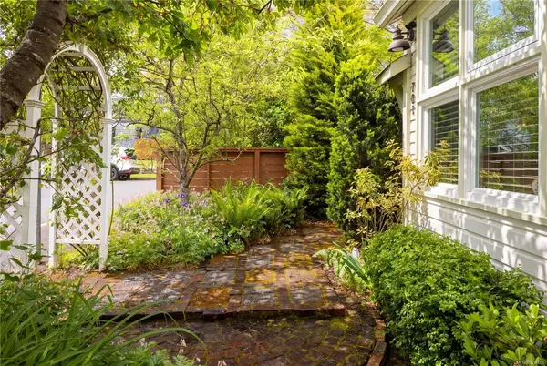 701 Connaught Rd, Victoria BC V9A 2Z1