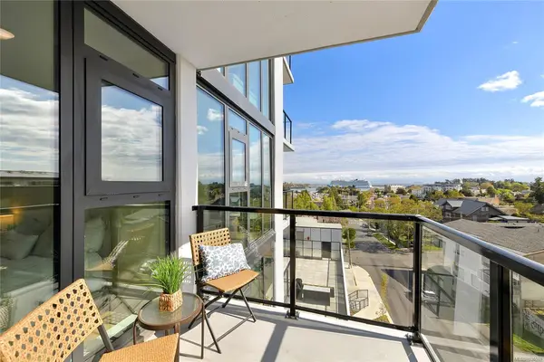 899 Esquimalt Ave #304, Esquimalt BC V9A 3M5