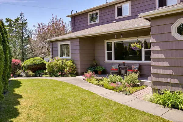 1718 Garnet Rd, Saanich BC V8P 3C8