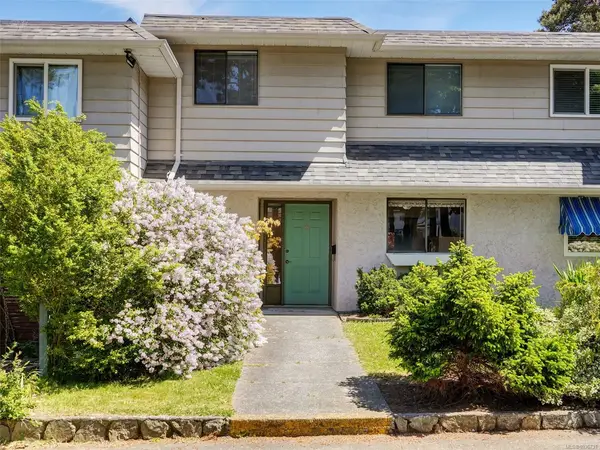 1010 Ellery St # 2, Esquimalt BC V9A 6Z8 - 3 bed, 2 bath in Esquimalt