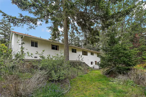 3976 Tudor Ave, Saanich BC V8N 4L6