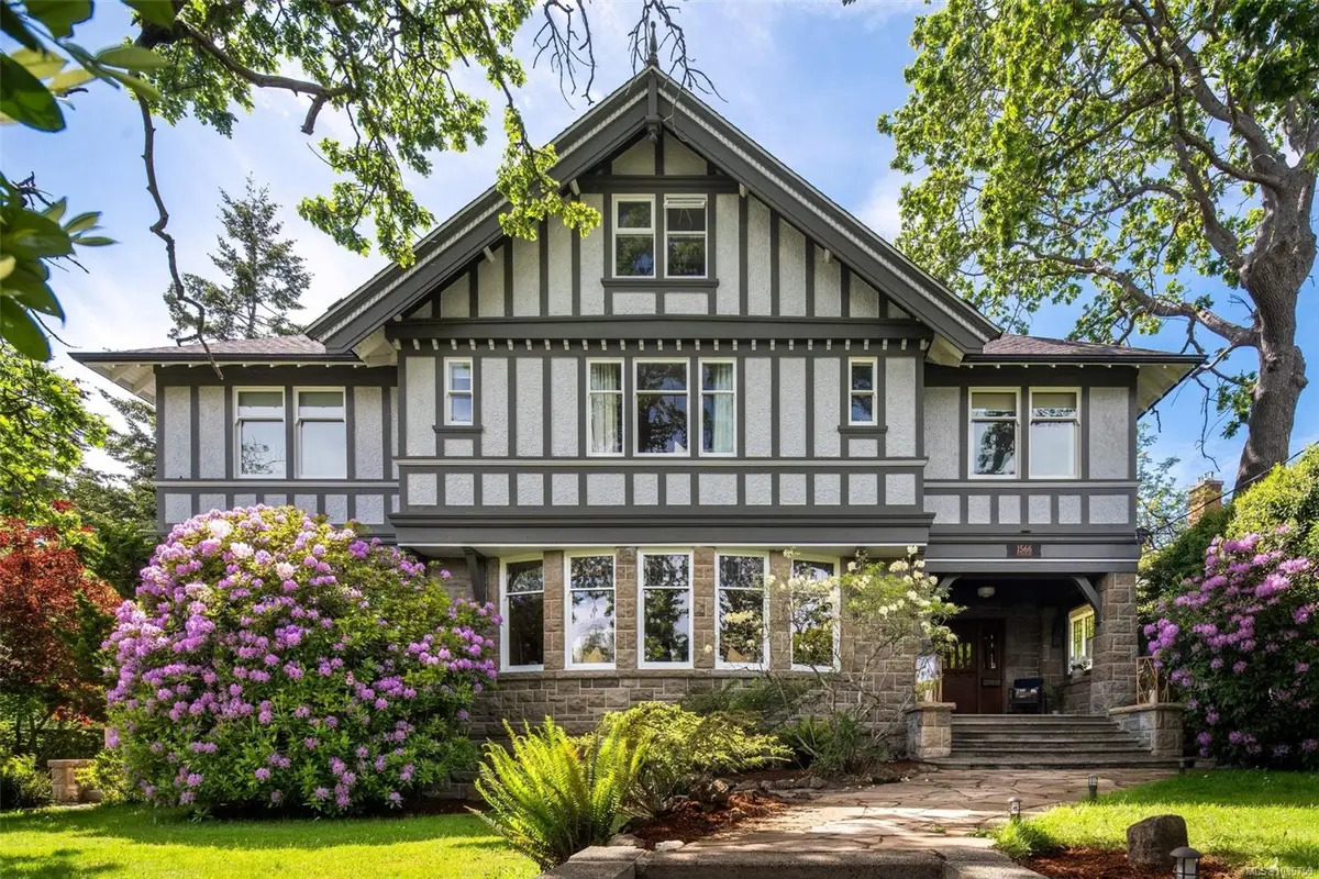 1566 Hampshire Rd, Oak Bay BC V8R 5T5 — Pending Sale in Oak Bay