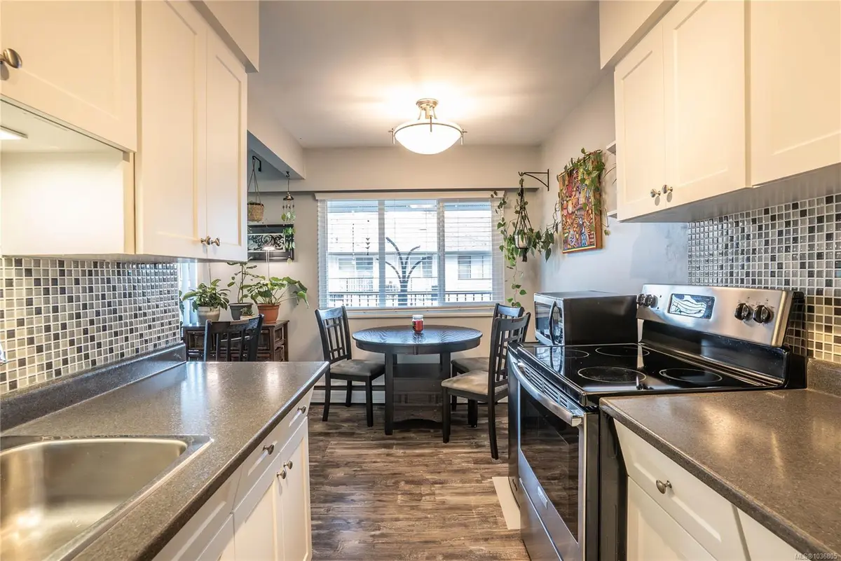 352 Burnside Rd W, Saanich BC V8Z 1M1