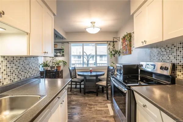 352 Burnside Rd W, Saanich BC V8Z 1M1 - 2 bed, 1 bath in Saanich