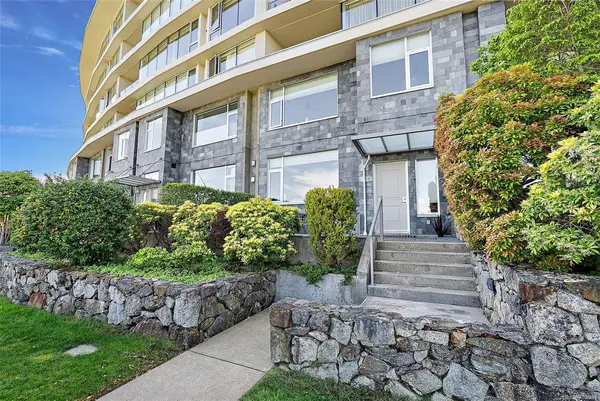 5330 Sayward Hill Cres, Saanich BC V8Y 3H8 - 3 bed, 3.0 bath in Saanich