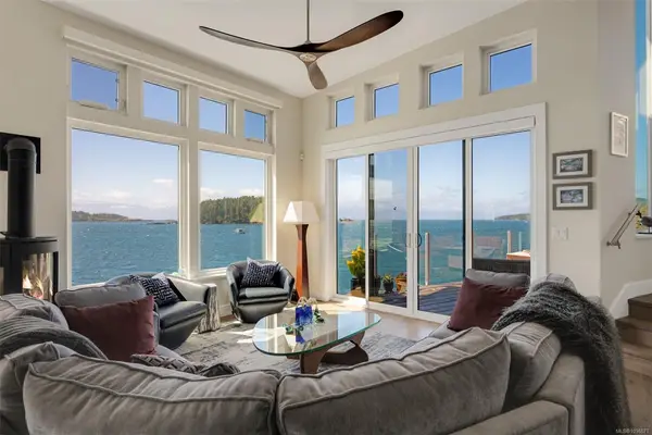 825 Sunset Pt, Sooke BC V9Z 1N6 - 2 bed, 3 bath in Sooke