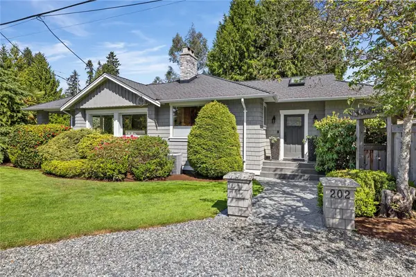 202 Crescent Rd E, Qualicum Beach BC V9K 1L6 - 3 bed, 3 bath in Qualicum Beach
