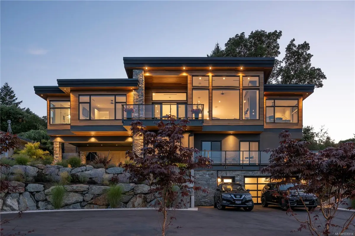 928 Claremont Ave, Saanich BC V8Y 1K3