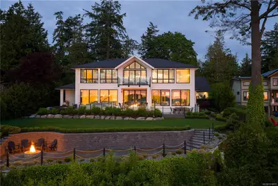 8425 Lochside Dr, Central Saanich BC V8M 1T9