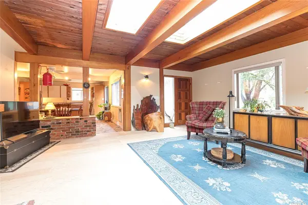 8050 Rae-leigh Pl, Central Saanich BC V8M 1S2