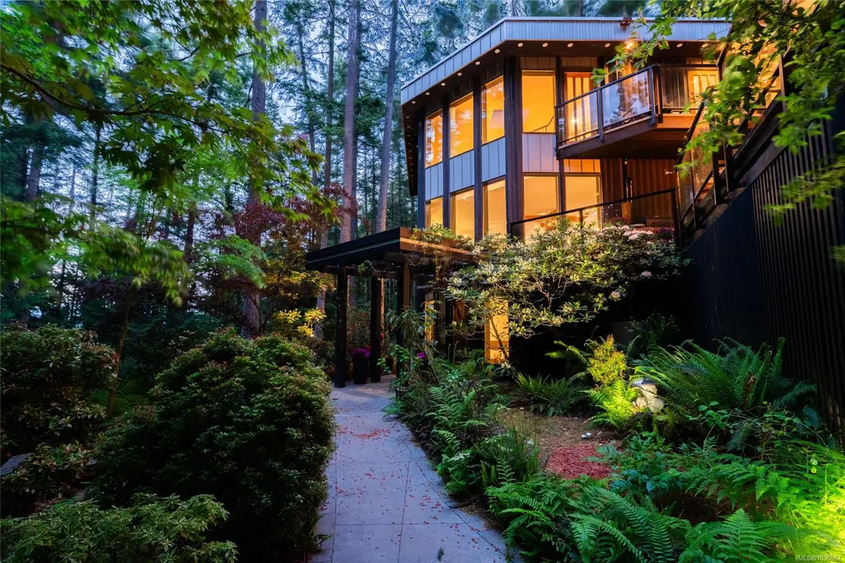 1457 Howcrest Rd, North Saanich BC V8L 5K1