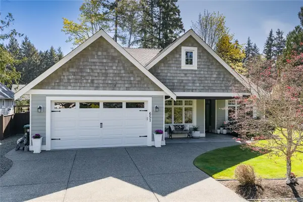 651 Eaglecrest Dr, Qualicum Beach BC V9K 1E4 - 3 bed, 2 bath in Qualicum Beach