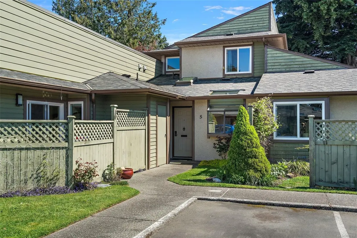 10008 Third St # 5, Sidney BC V8L 3B3