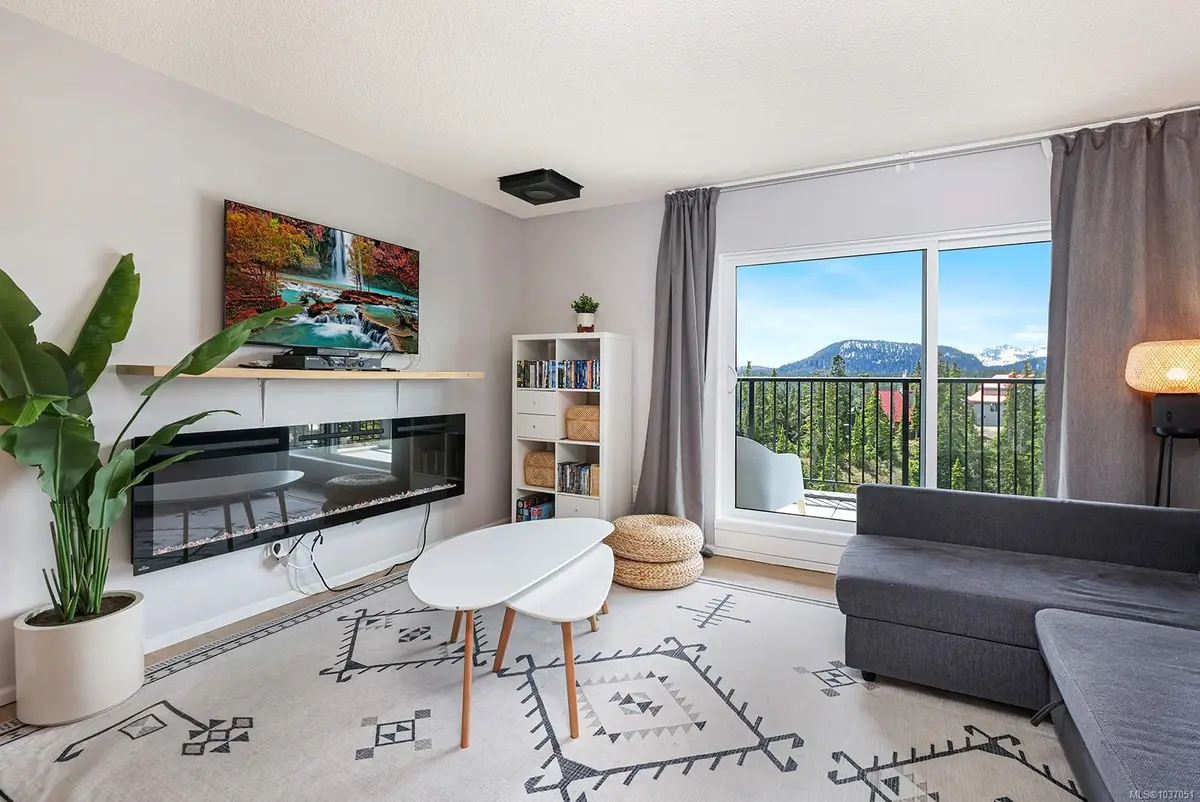 695 Castle Crag Cres #303, Courtenay BC V9J 1L0