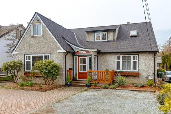 3650 Quadra St, Saanich BC V8X 1H4 - 5 bed, 3 bath property for sale in Saanich