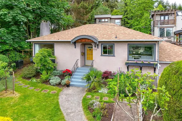 752 Lampson St # 1, Esquimalt BC V9A 6A6