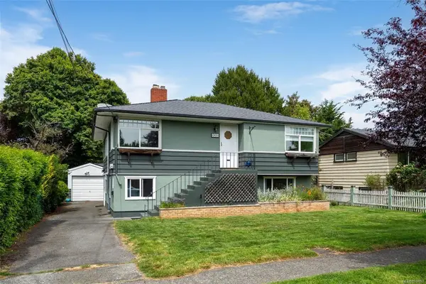1914 Leighton Rd, Victoria BC V8R 1N4