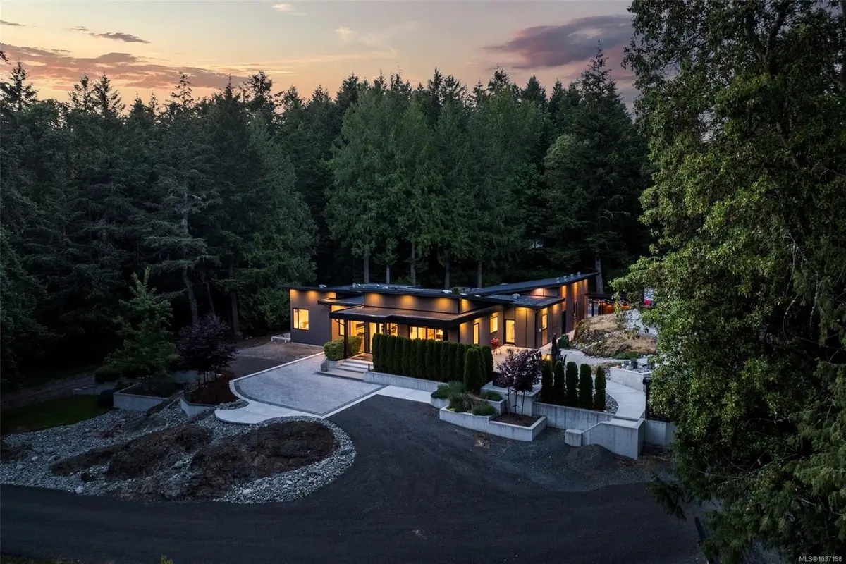 10 Hartland Ave, Saanich BC V9E 1L7