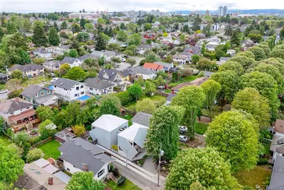 1427 Walnut St, Victoria BC V8R 1Y7