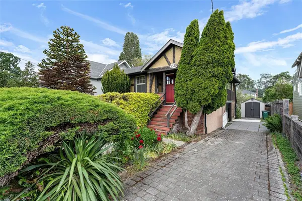 3329 Doncaster Dr, Saanich BC V8P 3V7 - 2 bed, 2 bath in Saanich