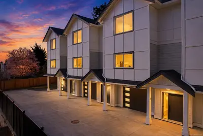 621 Broadway St # 3, Saanich BC V8Z 2G5