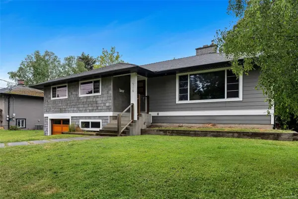 3910 Hobbs St, Saanich BC V8N 4C9 - 5 bed, 4 bath property for sale in Saanich