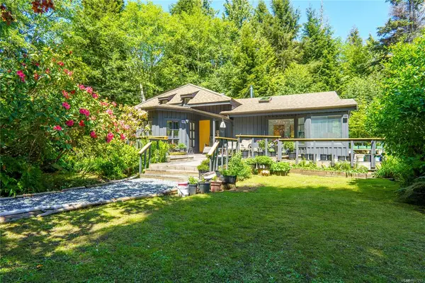 1334 Chesterman Beach Rd, Tofino BC V0R 2Z0 - 4 bed, 3.0 bath in Tofino