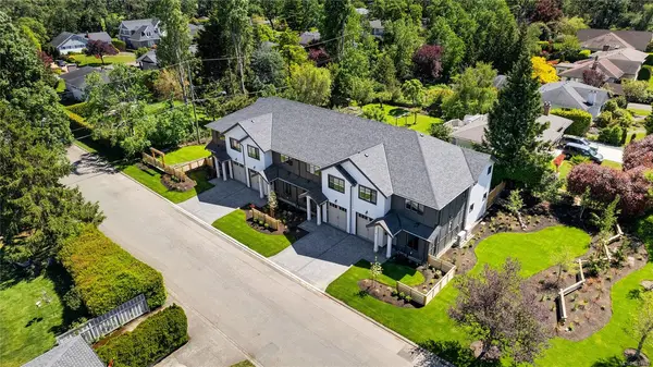 3333 Henderson Rd # 4, Oak Bay BC V8Z 3P3 - 3 bed, 3 bath in Oak Bay