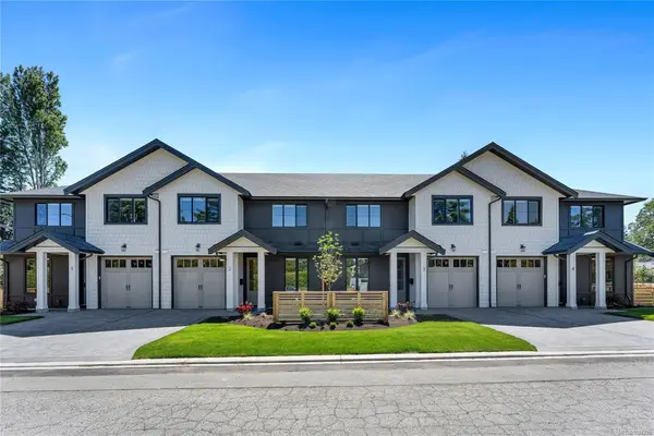 3333 Henderson Rd # 2, Oak Bay BC V8Z 3P3 - 3 bed, 3 bath in Oak Bay