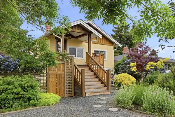 3130 Kingsley St, Saanich BC V8P 4J4