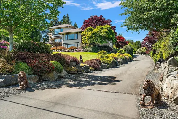 11096 Greenpark Dr, North Saanich BC V8L 5N5 - 3 bed, 3 bath property for sale in North Saanich