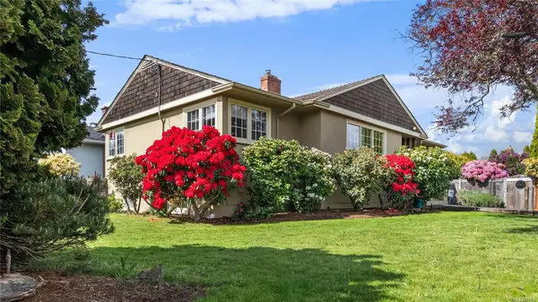 2678 Dunlevy St, Oak Bay BC V8R 5Z2 - 3 bed, 2 bath in Oak Bay