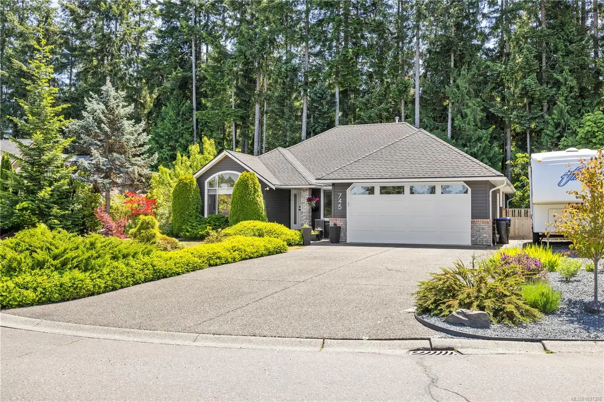 745 Redwood Dr, Qualicum Beach BC V9K 2J2