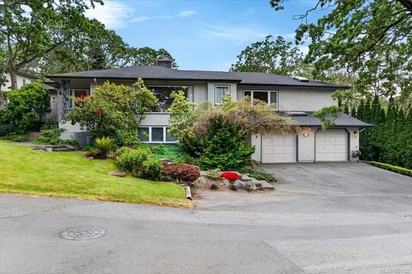 1567 Athlone Dr, Saanich BC V8P 2T2