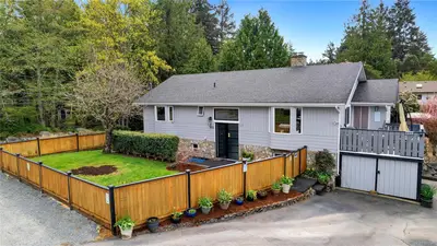 955 Sluggett Rd, Central Saanich BC V8M 1E4