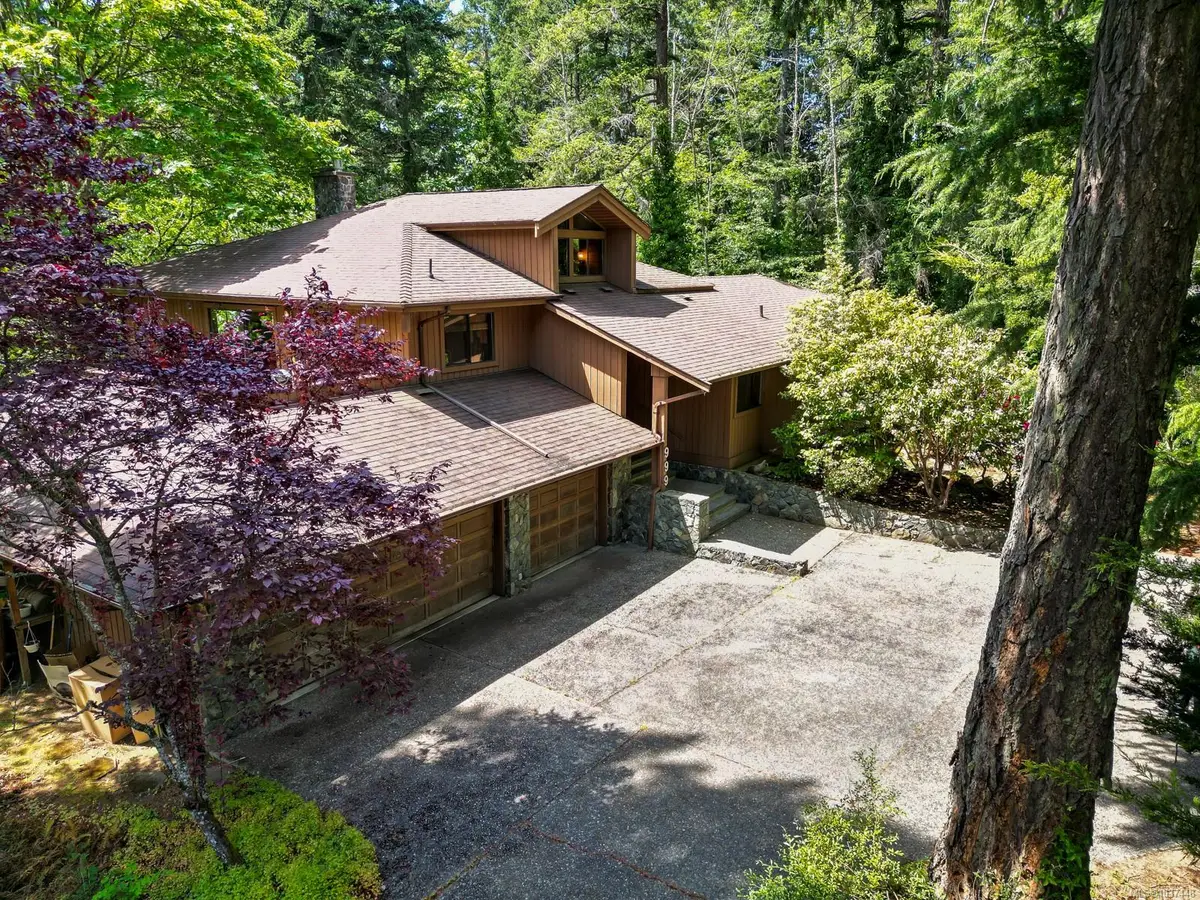 999 lohbrunner Rd W, Saanich BC V8X 4K4