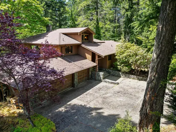 999 lohbrunner Rd W, Saanich BC V8X 4K4 - 4 bed, 3 bath in Saanich