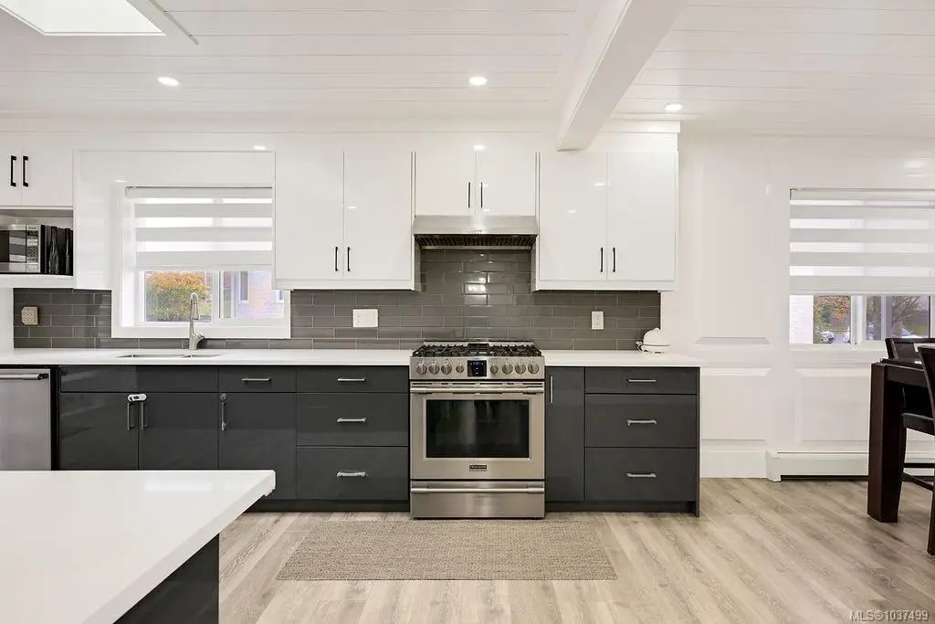 2710 Victor St, Victoria BC V8R 4E4