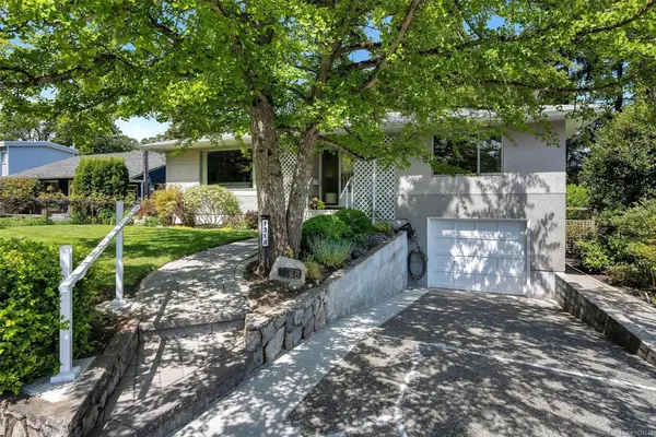 1318 Moorgreen Pl, Saanich BC V8P 2R9