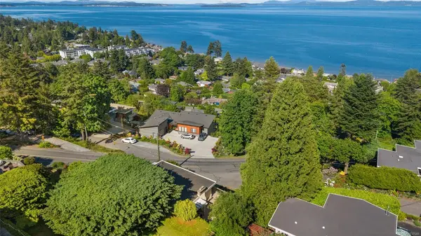 951 Claremont Ave, Saanich BC V8Y 1K5 - 3 bed, 2 bath in Saanich