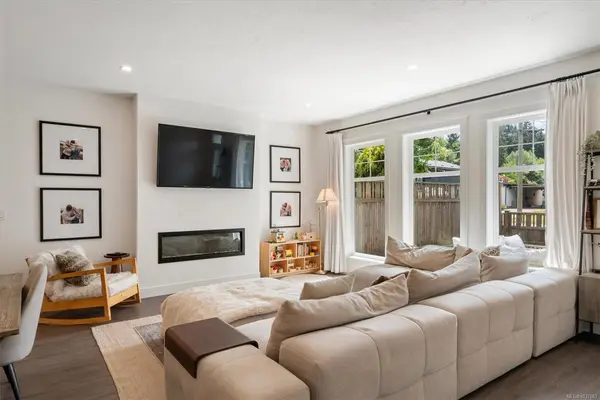 240 Woods Ave #B, Courtenay BC V9N 3Y8 - 3 bed, 3 bath property for sale in Courtenay
