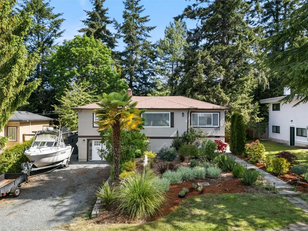 1232 Pearce Cres, Saanich BC V8X 3S9