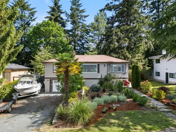 1232 Pearce Cres, Saanich BC V8X 3S9 - 6 bed, 2 bath in Saanich