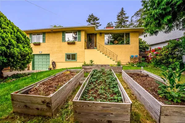 3360 Rolston Cres, Saanich BC V8Z 4P1