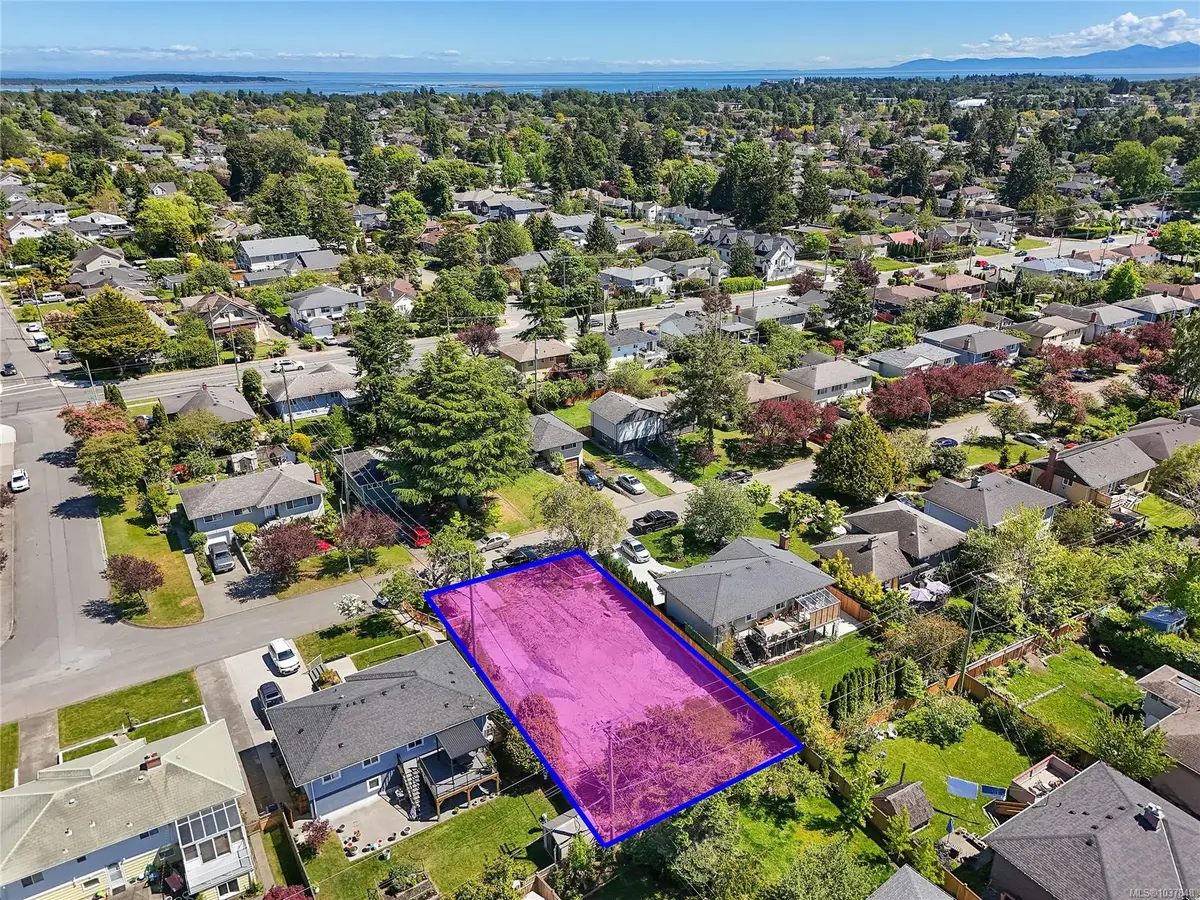 2936 Queenston St, Saanich BC V8R 4P5