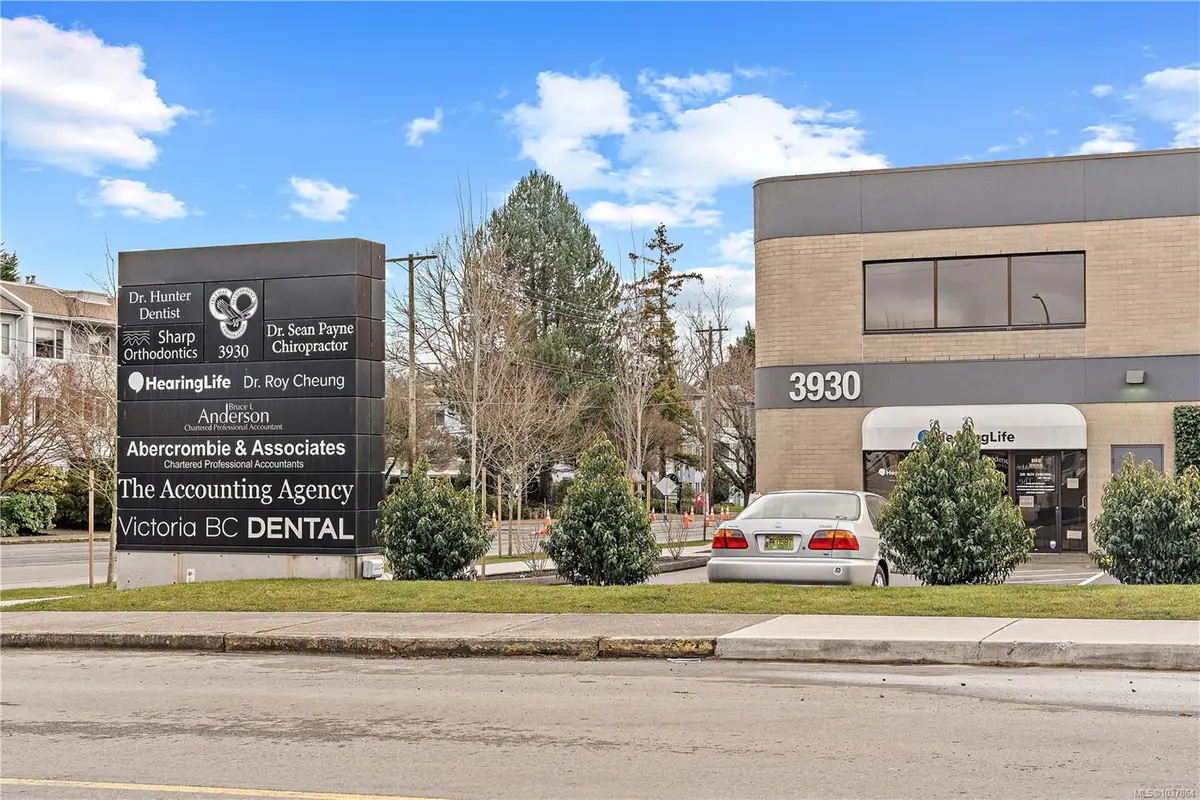 3930 Shelbourne St # 100, Saanich BC V8P 4H9