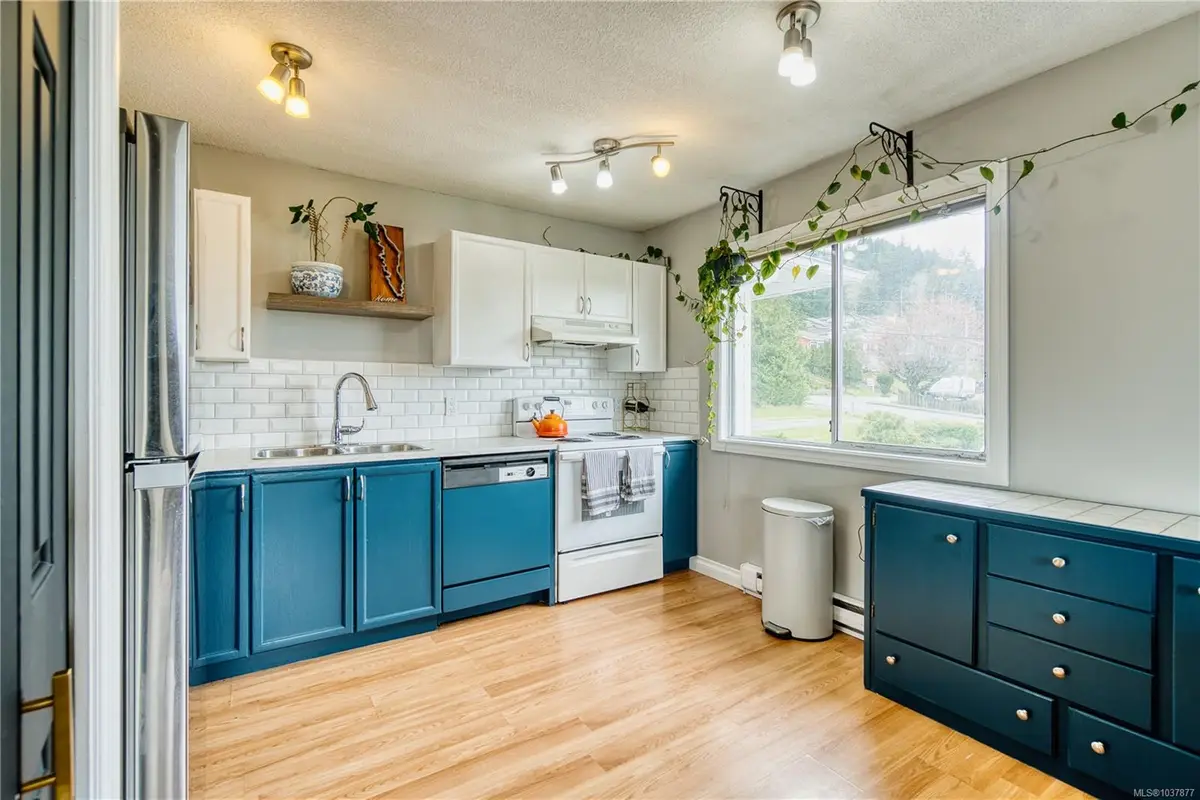 4801 Hammond Bay Rd # 1, Nanaimo BC V9T 5V7