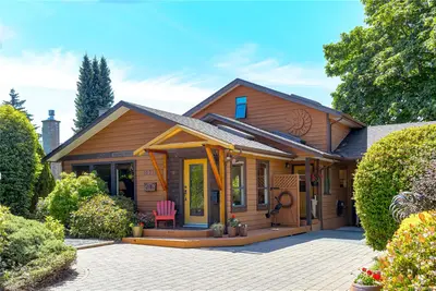 10210 Third St, Sidney BC V8L 3B9