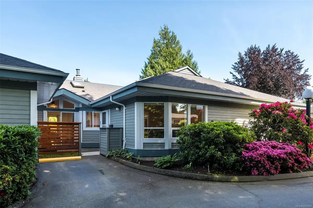3221 Wordsworth St #4, Saanich BC V8P 4B7 — Pending Sale in Saanich
