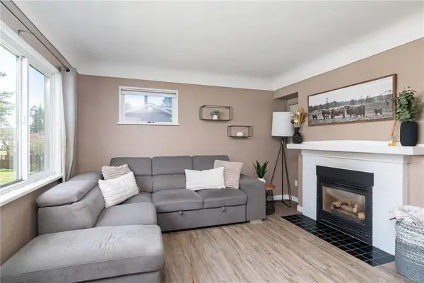 545 Tait St, Saanich BC V8Z 4V6